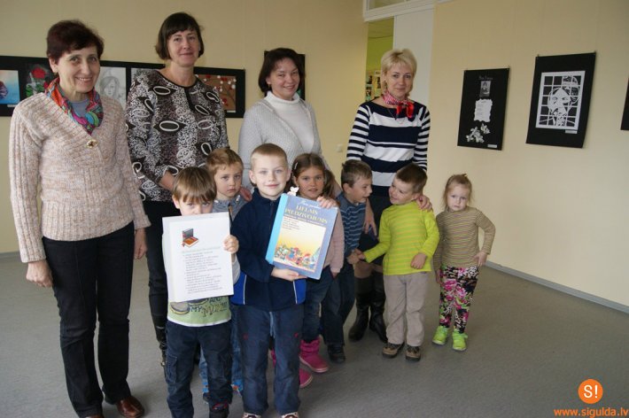 Bērni veic labos darbiņus Siguldas novada bibliotēkā