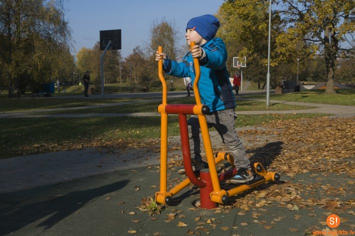 Pašvaldība pilnveido bērnu rotaļu laukumu Raiņa parkā; jaunu rotaļu laukumu atklās Krimuldā
