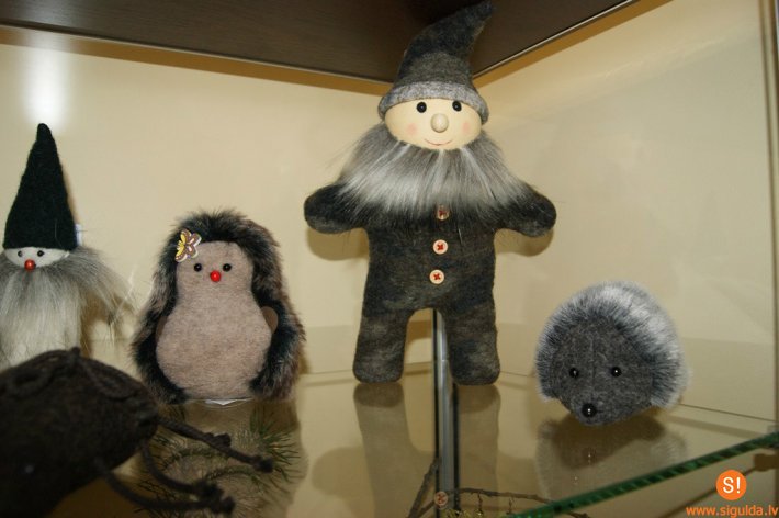 Siguldas novada bibliotēkā atklāta Ziemassvētku rokdarbu izstāde