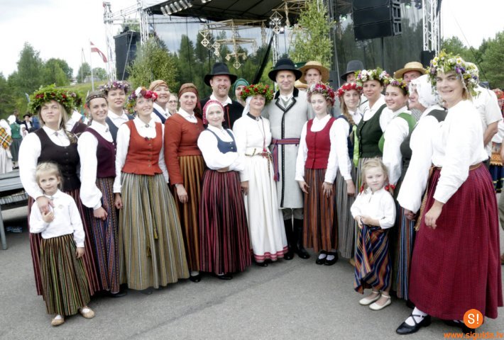 Danču pēcpusdiena kopā ar folkloras kopu “Senleja”