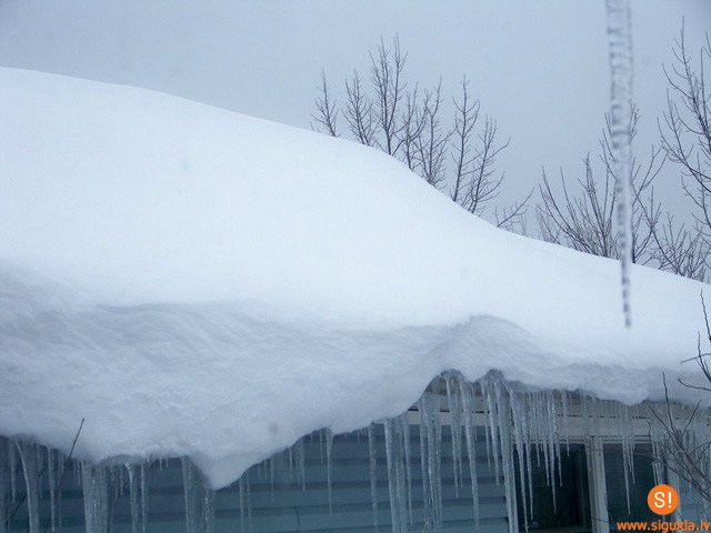 Pašvaldība aicina savlaicīgi notīrīt ēku jumtus no sniega segas un lāstekām