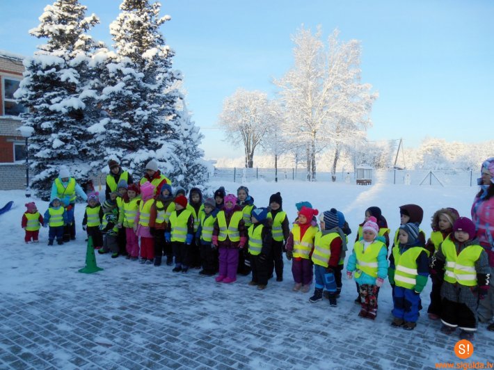 Allažu pirmsskolas grupas audzēkņi saņem atstarojošās vestes