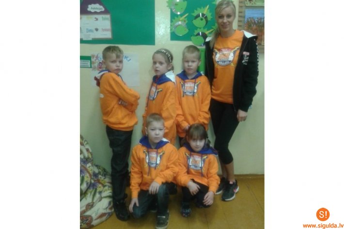 Mores pamatskolas skolēniem dāvina sporta tērpus