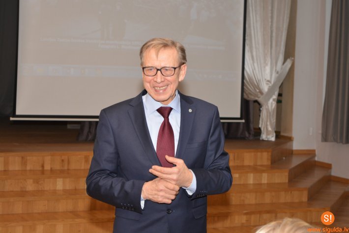 Siguldas Valsts ģimnāzijas skolēni tiekas ar Daini Ģēģeri