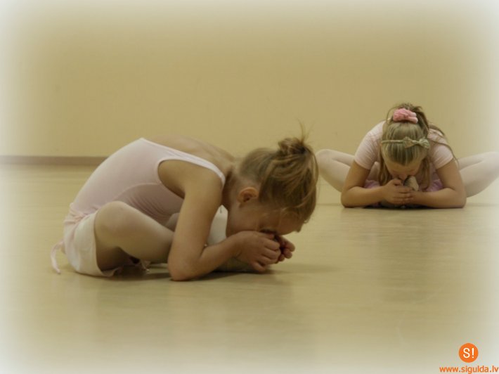 Baleta grupa uzņem mazos dejotājus