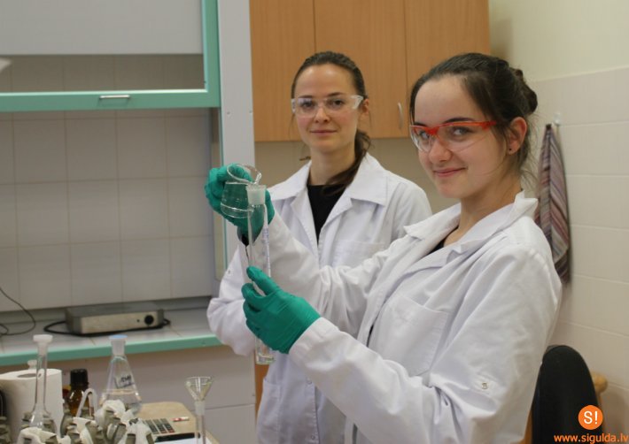 Siguldas 1. pamatskolas skolniece iepazīstas ar ķīmiķa profesiju