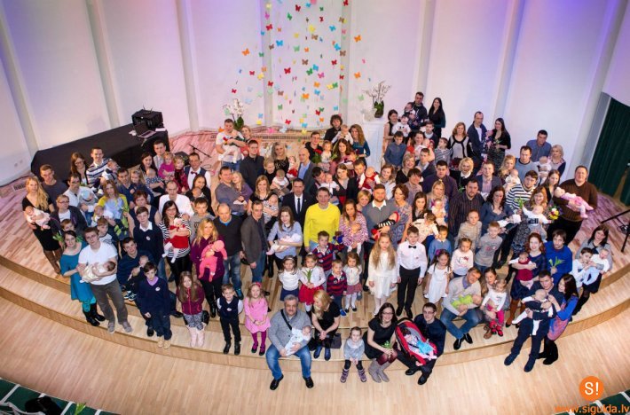 Svinīgā pasākumā „Esmu dzimis Siguldas novadā” sveic mazuļus, kas dzimuši 2015.gada otrajā pusgadā