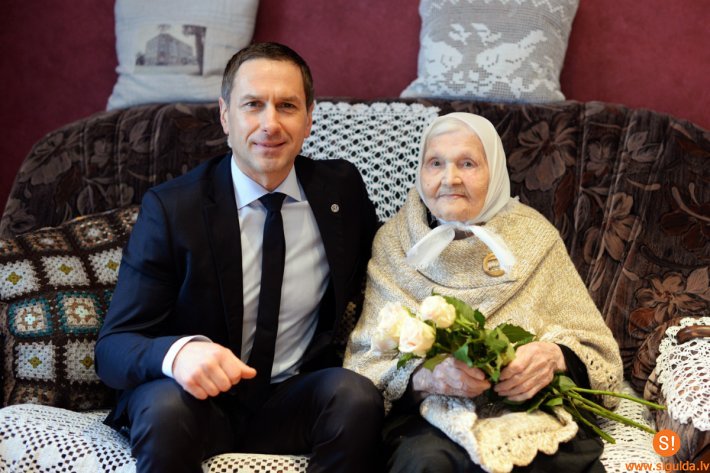 Priekšsēdētājs sveic novada iedzīvotāju Valiju Staģi 100 gadu jubilejā