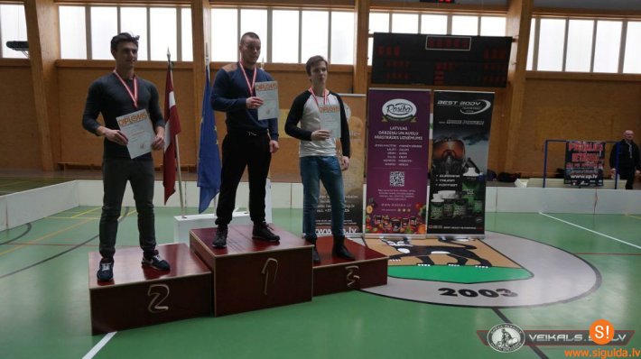 Siguldas jauniešiem veiksmīgs starts svaru stieņa spiešanā guļus