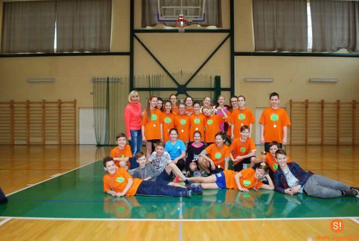 Skolu komandām panākumi Vidzemes reģiona tautas bumbas sacensībās