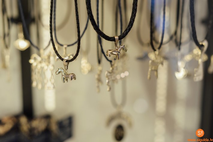 Apmeklētājiem pieejamas amatnieku darbnīcas Siguldas pils kompleksā