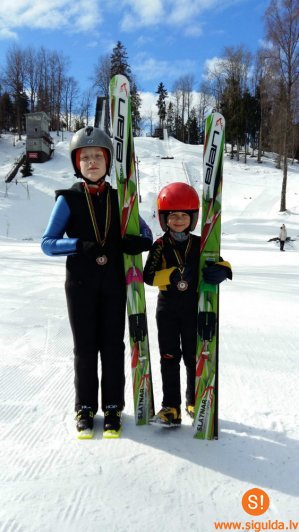 Siguldas tramplīnlēcējiem godalgas Igaunijas četru pilsētu tramplīnu turnejā