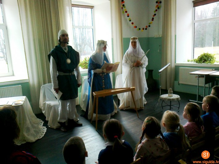 Mores pamatskolā viesojās biedrības „Baltu klubs” pasaku teicēji