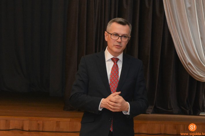 Ģimnāzisti tiekas ar Saeimas deputātu Ainaru Latkovski