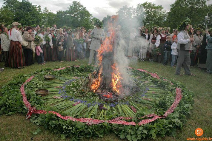 Bezmaksas autobuss uz vasaras saulgriežu pasākumu Turaidā