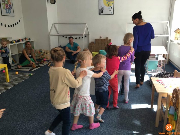 Jūlija sestdienās notiks bezmaksas rotaļu rīti bērnu centrā „Kā mājās”