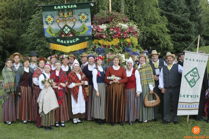 Siguldas folkloras kopa „Senleja” Turaidā izdziedās 35.dzimšanas dienu
