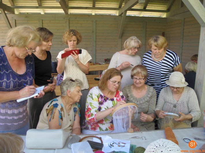Noslēgusies rokdarbu meistarklase Mores muzejā
