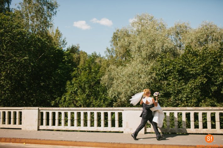 Jaunlaulāto atslēgas no Gaujas tilta margām pieejamas pie būvniekiem