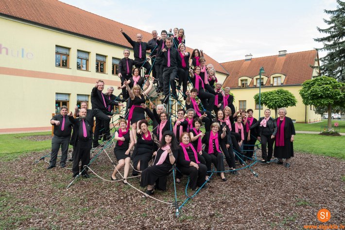 Siguldas dzelzceļa stacijā uzstājās Austrijas koris