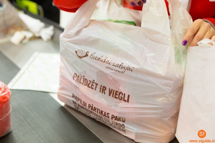 Siguldā savāktas 366 pārtikas pakas trūkumā nonākušām ģimenēm