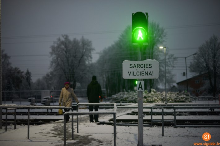 Siguldā izveidota Latvijā pirmā regulējamā gājēju pāreja pār dzelzceļu
