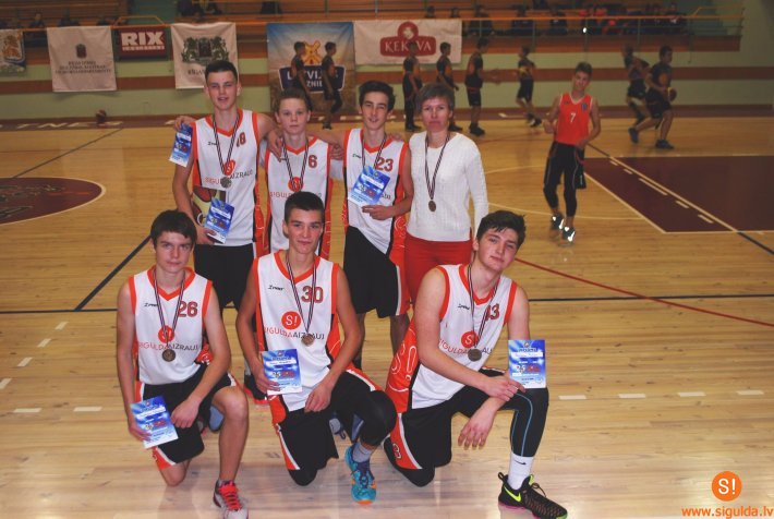 Siguldiešiem sudraba medaļas A.Kraukļa piemiņas turnīrā basketbolā