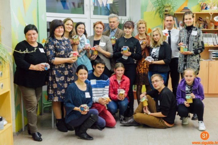 Deputāti un jaunieši tikšanās laikā vāra ievārījumu un diskutē par sadarbību