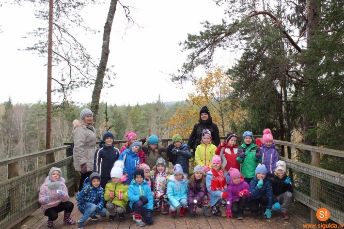 Bērnudārza „Ieviņa” bērni un vecāki palīdz Līgatnes dabas taku dzīvniekiem