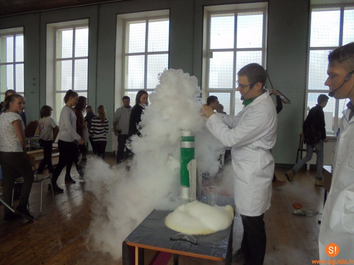 Siguldas pilsētas vidusskolā viesojas zinātniskais teātris „Laboratorium”