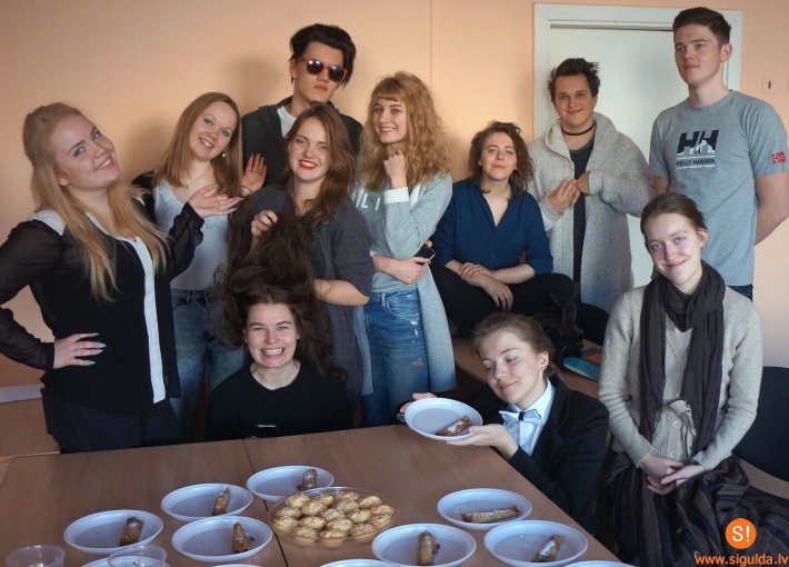 Ģimnāzijas skolēni ar radošām aktivitātēm apgūst franču valodu