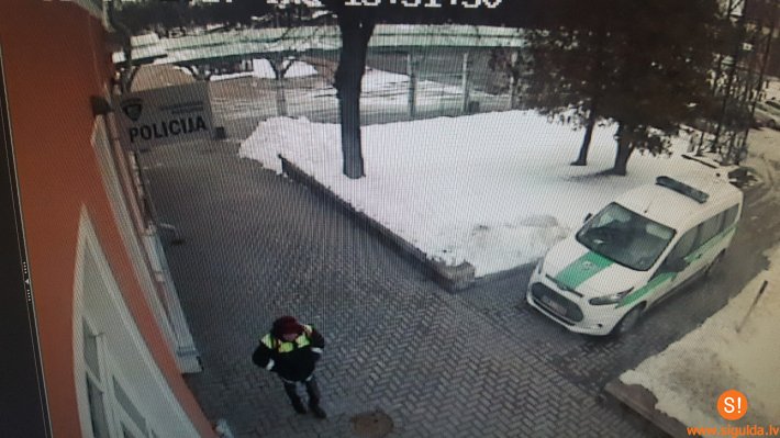 Pateicoties videonovērošanas kameru ierakstam aiztur mobilā tālruņa zagli