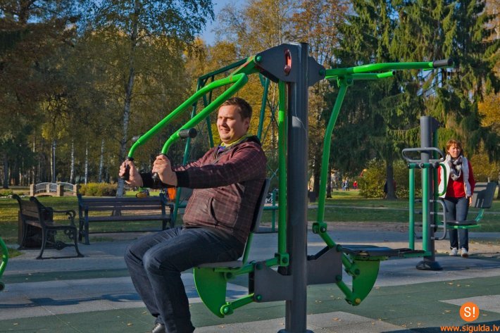 Uz tehniskās apkopes laiku noņemti āra trenažieri Raiņa parkā