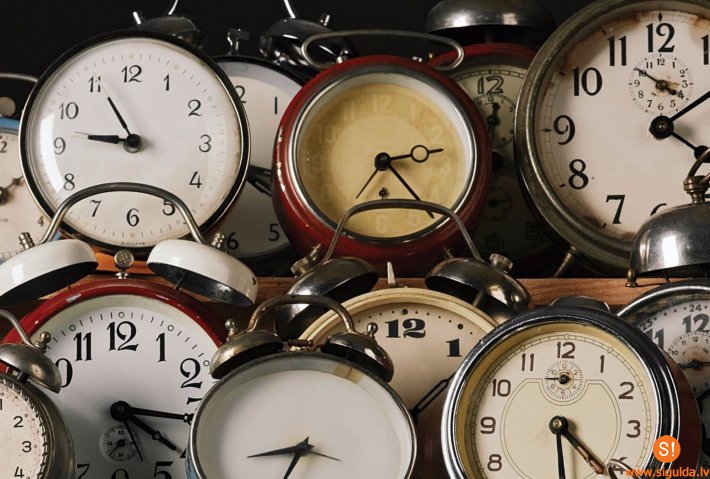 Naktī uz svētdienu pulksteņa rādītāji jāpagriež vienu stundu uz priekšu