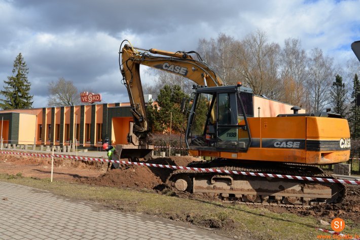 Peltēs top jauns stāvlaukums un gājēju celiņš