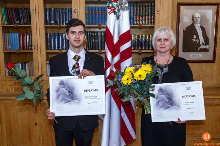 Valts Krūmiņš un Vaira Siliņa saņem Ministru kabineta diplomus