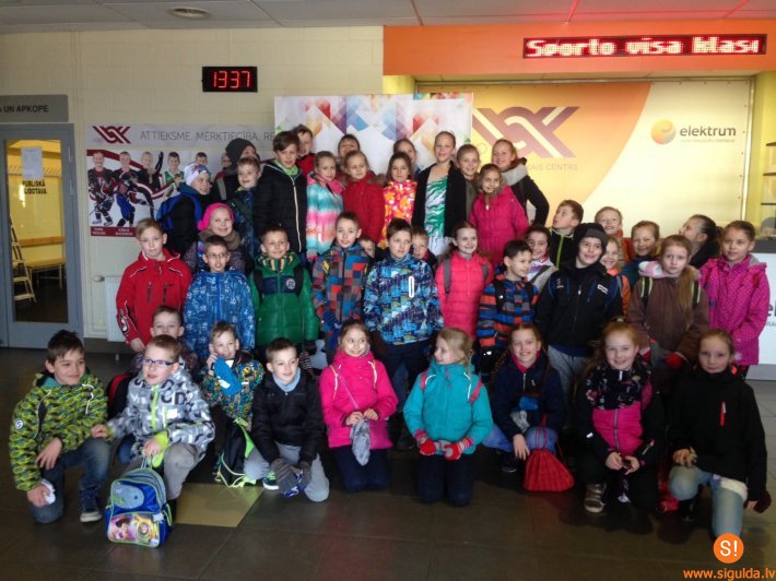 Siguldas pilsētas vidusskolas sporta klases vēro daiļslidošanas sacensības