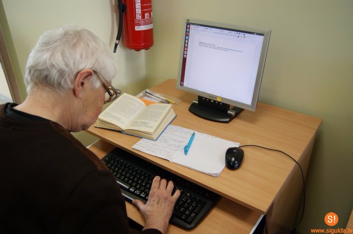 Siguldas novada bibliotēkā noslēdzies e‑prasmju mēnesis senioriem