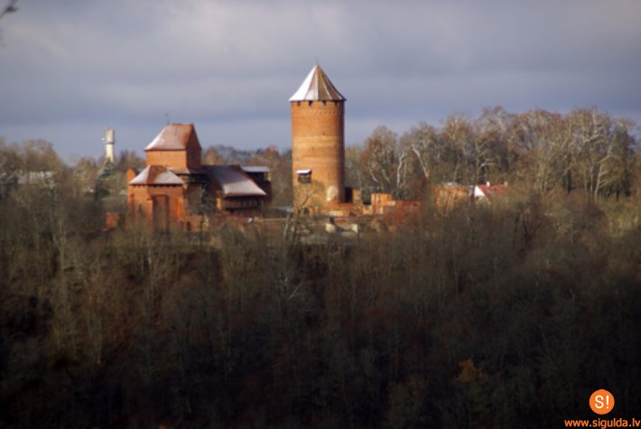 Lielajā Talkā sakops Turaidas pilskalnu