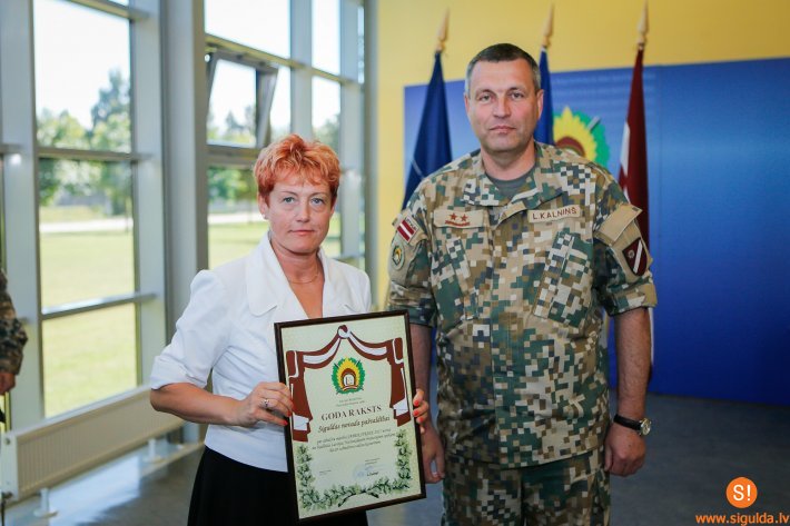 Pašvaldība no Nacionālajiem bruņotajiem spēkiem saņem Goda rakstu