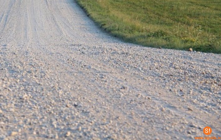 Siguldas novada teritorijā uzsākta grantēto ielu apstrāde ar putekļu absorbentu