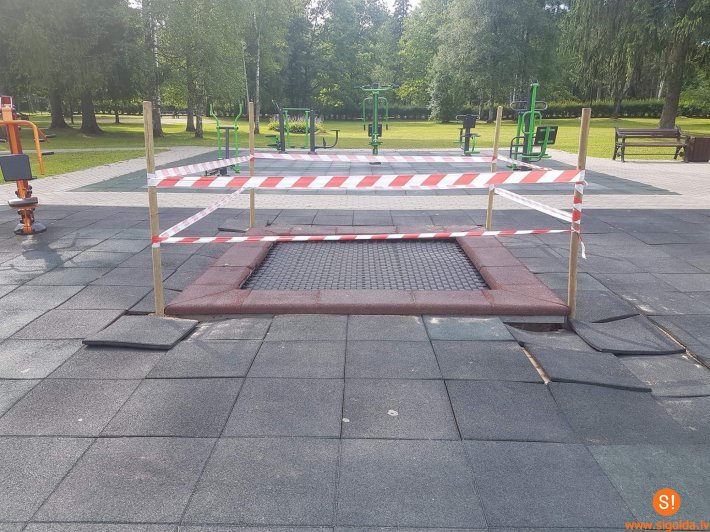 Uz laiku slēgts batuts bērnu rotaļu laukumā Raiņa parkā