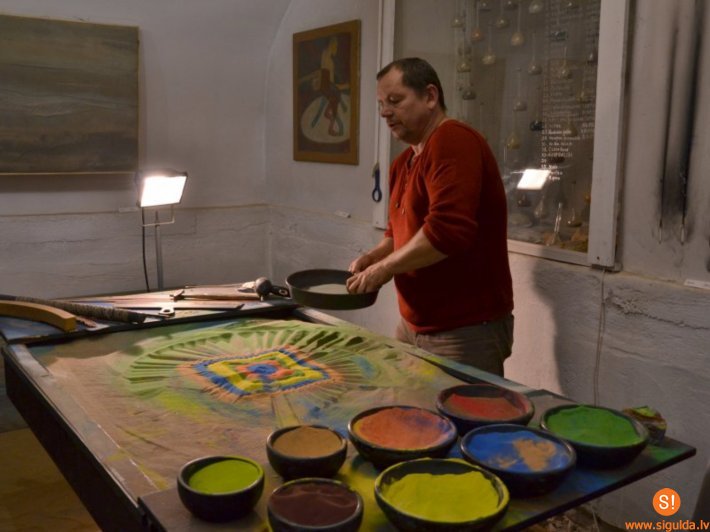 Mākslu skolā „Baltais Flīģelis” skatāma Elmāra Gaigalnieka izstāde „Gaisma”