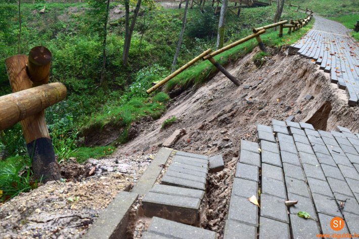 Stipro lietavu rezultātā izskalots posms Siguldas serpentīnā