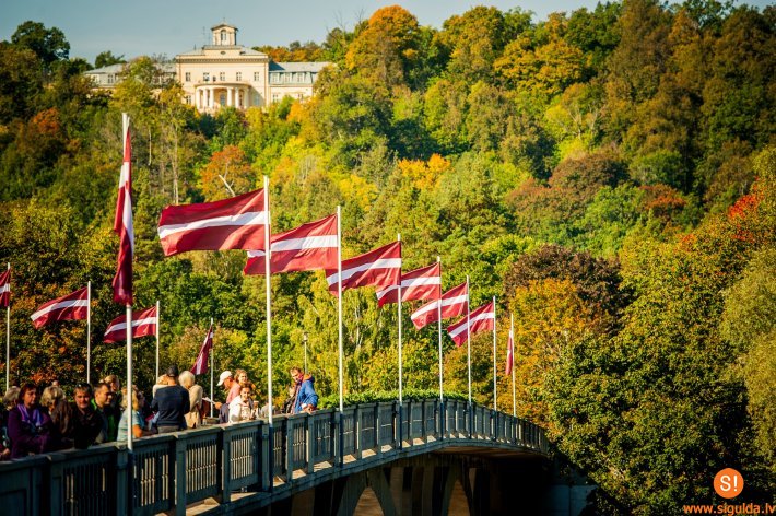 Pēc rekonstrukcijas atklāts tilts pār Gauju Siguldā