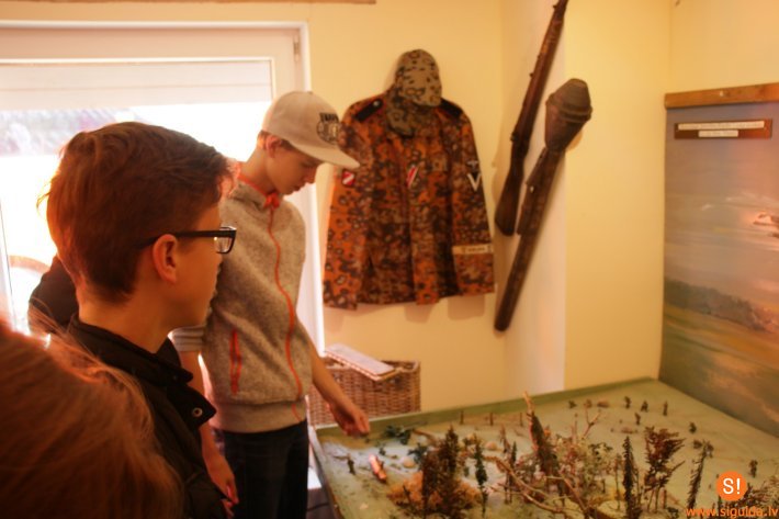 Siguldas pilsētas vidusskolas skolēni piedalās Mores kauju atceres pasākumā