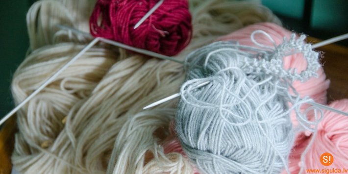 Senioru namiņā skatāma Māras Baltkaulas rokdarbu personālizstāde