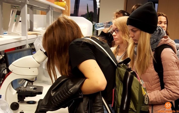 Ģimnāzijas skolēni piedalās Zinātnieku nakts aktivitātēs