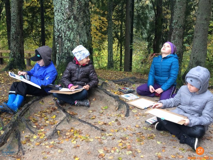 Laurenču sākumskolas skolēni mācās dabā