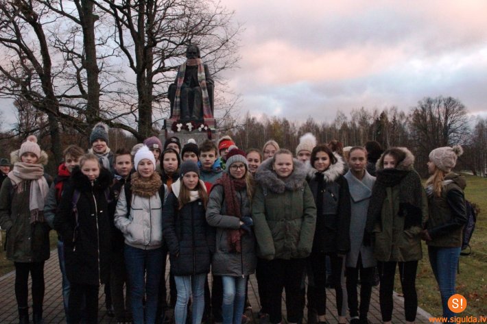 Siguldas Valsts ģimnāzijas skolēni svin Dainu tēva dzimšanas dienu